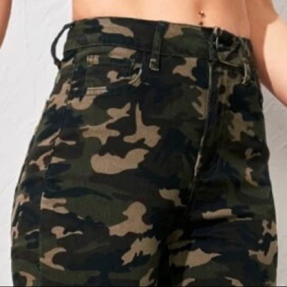 Woman’s Camo Stretch Body Lifting Jeans - Picture 7 of 7